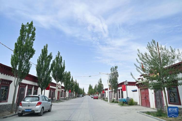 沿青藏铁路 看“天路”传奇丨跨越七十余载光影，看格尔木一城生长