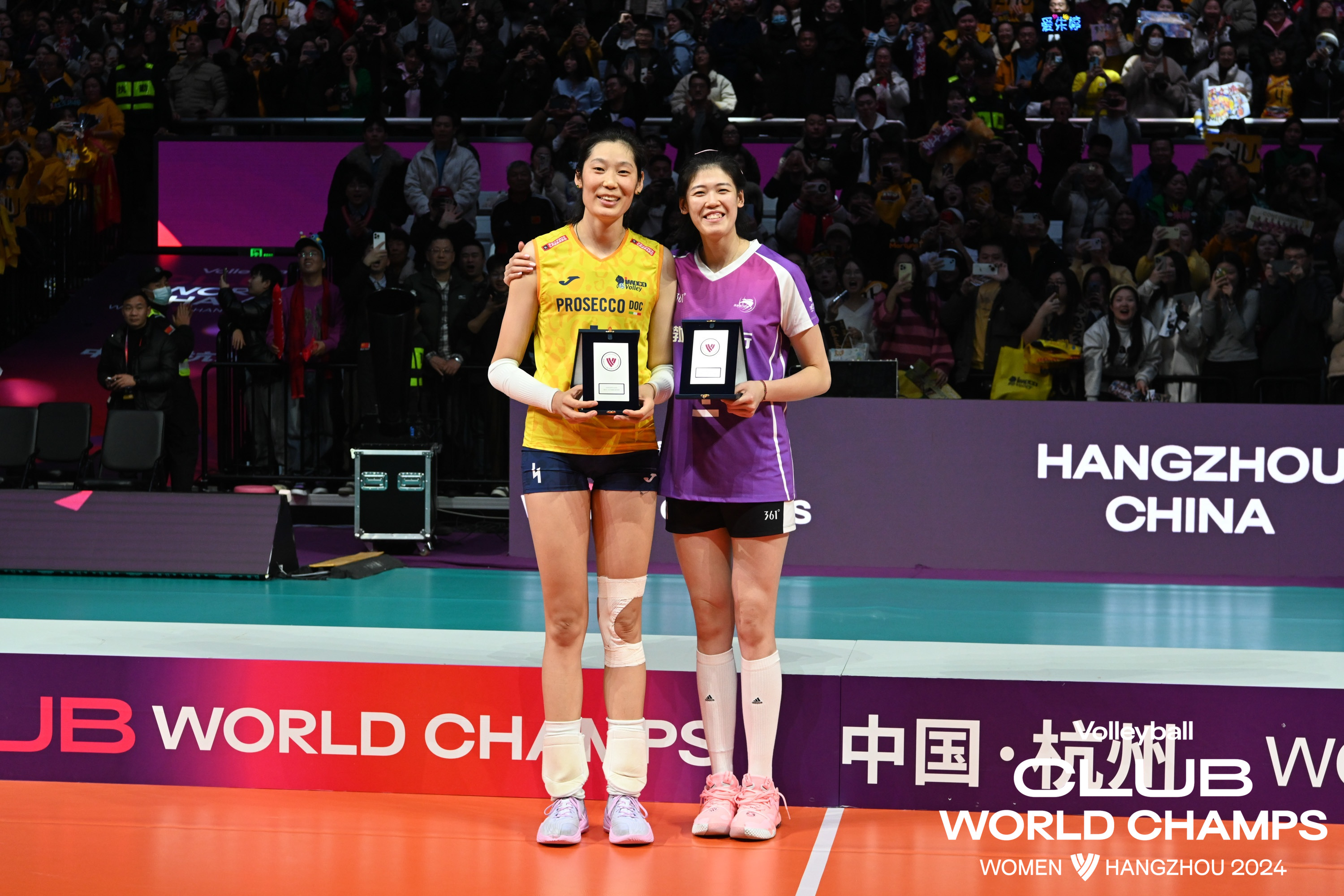天津渤海银行女排获2024年世界女子排球俱乐部锦标赛银牌