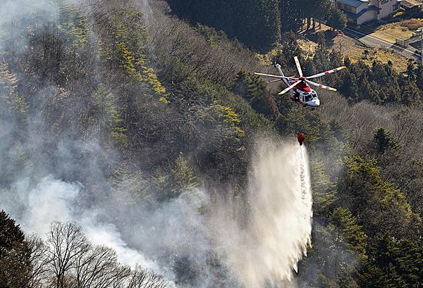 日本多地燃起山火 强风阻碍灭火
