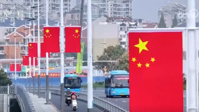 礼赞国庆一抹抹“中国红”铺满街头 处处洋溢喜庆祥和节日氛围