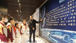 VR探月展在津首发 点燃青少年科技强国梦