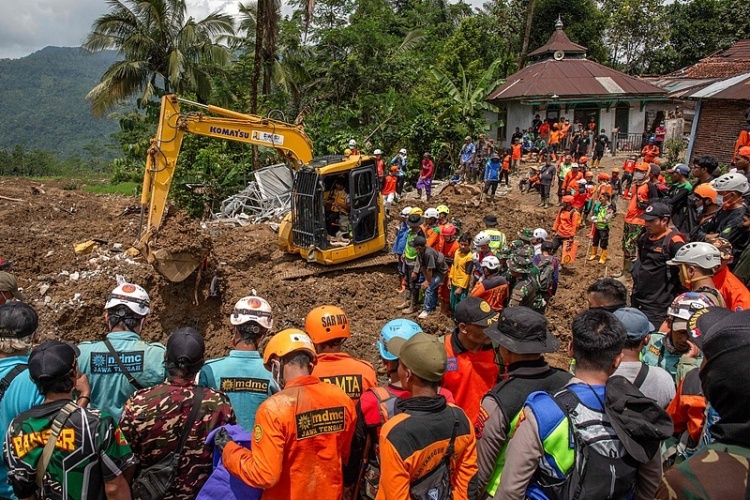 印尼中爪哇省发生山体滑坡 已致10人死亡