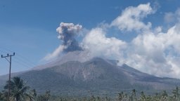 印尼勒沃托比-拉基拉基火山喷发