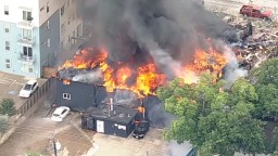 美国得州一公寓楼发生爆炸 已致3死5伤