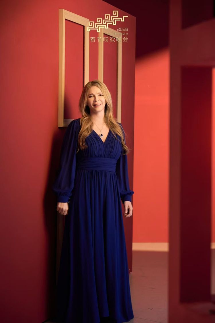 法国歌手伊莲：春晚是全世界最精彩的节目