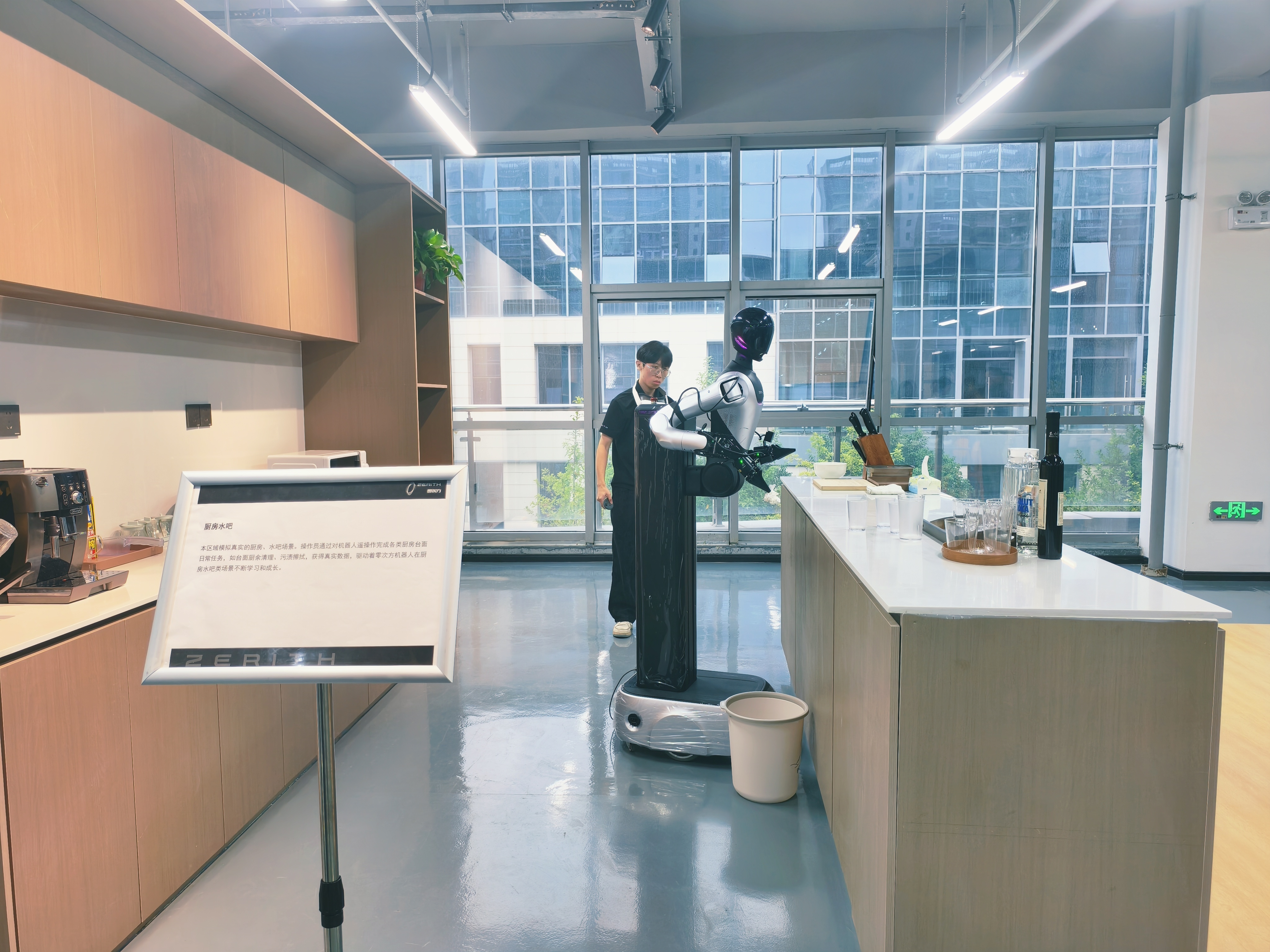 牢记嘱托 感恩奋进&mdash;&mdash;安徽往前赶|&ldquo;00后&rdquo;团队打造&ldquo;机器人管家&rdquo; 智能机器人产业集群加速崛起_fororder_微信图片_20251016154328_149_35