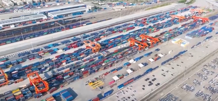 新能源汽车→油泼面、立柱架梁→联通万里，“钢铁驼队”有新变！