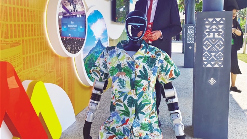 高标准建设海南自由贸易港主题展 人形机器人穿岛服“上岗”