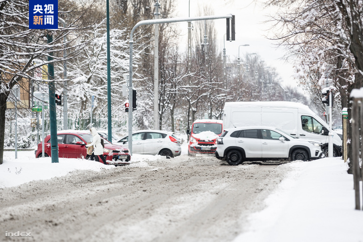 匈牙利遭遇强降雪 部分地区断电 多处交通受阻