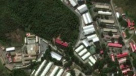 卫星对比图：美国突袭后 委内瑞拉军事基地设施损毁、土地焦黑