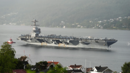 北美观察丨航母逼近 白宫议战 美委高压态势会否升级为区域战争？