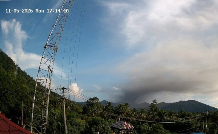 印尼北马鲁古省杜科诺火山发生喷发 火山灰柱高约1000米
