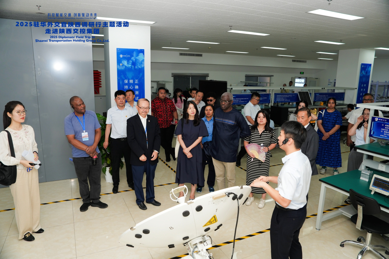Diplomats Accredited to China Visit the Shaanxi Intelligent Transportation Industry Pilot Test Base_fororder_08201