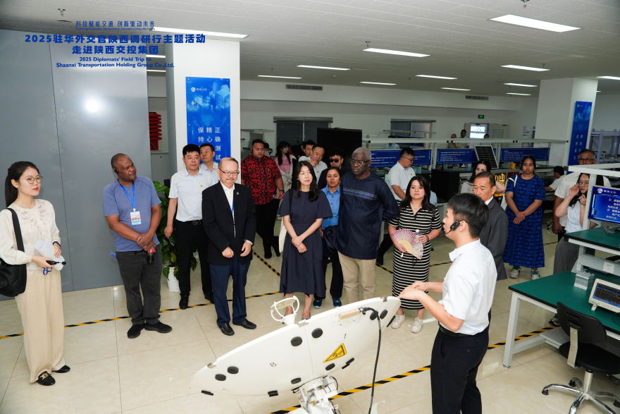 Diplomats Accredited to China Visit the Shaanxi Intelligent Transportation Industry Pilot Test Base_fororder_08201