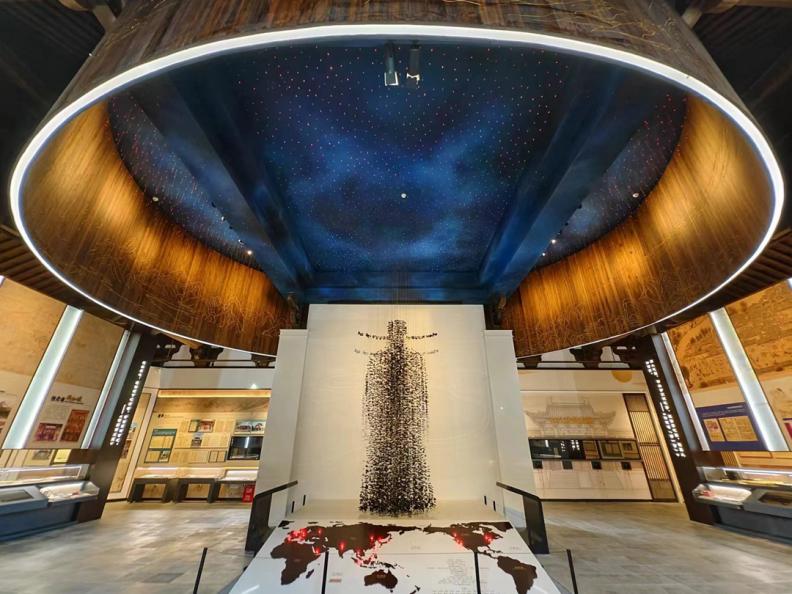[Daka Chine 2024] Dialogue à travers le temps et l'espace : des influenceurs étrangers explorent le parc culturel de la ville natale de Bao Gong