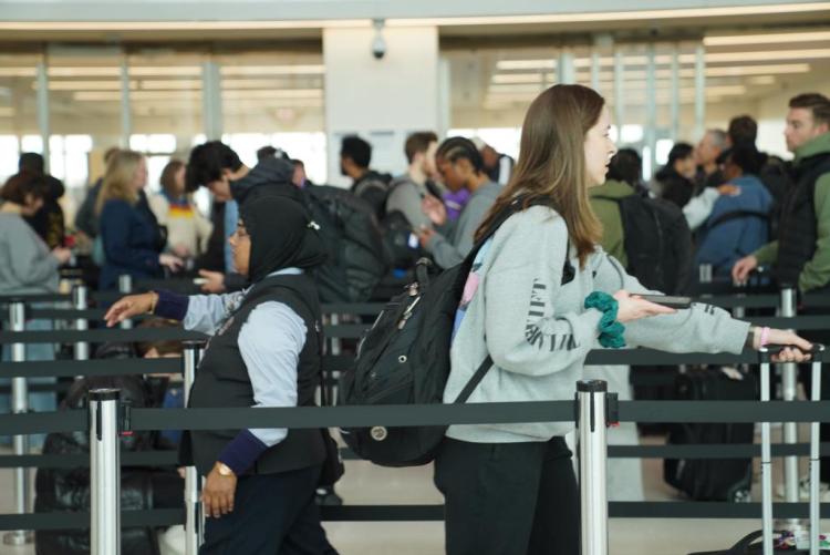 两党“拉锯”引爆机场安检危机 特朗普拟令速发欠薪