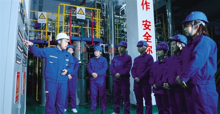 鄂尔多斯职业学院打造能源特色专业 服务国家战略基地建设_fororder_3