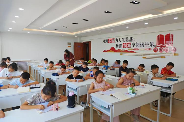 甘谷：一张书桌托举梦想 翰墨书香沁润心田_fororder_04ca72dc5640a3245848fd172d661772_AI看图