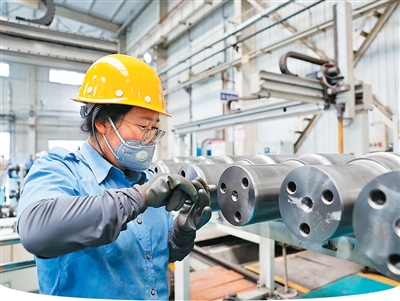 人民日报海外版关注丨青藏铁路工作者——守护雪域天路平安畅通
