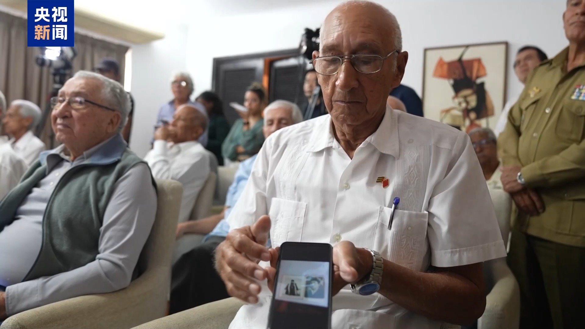 中国空军代表与古巴外训学员举行交流活动