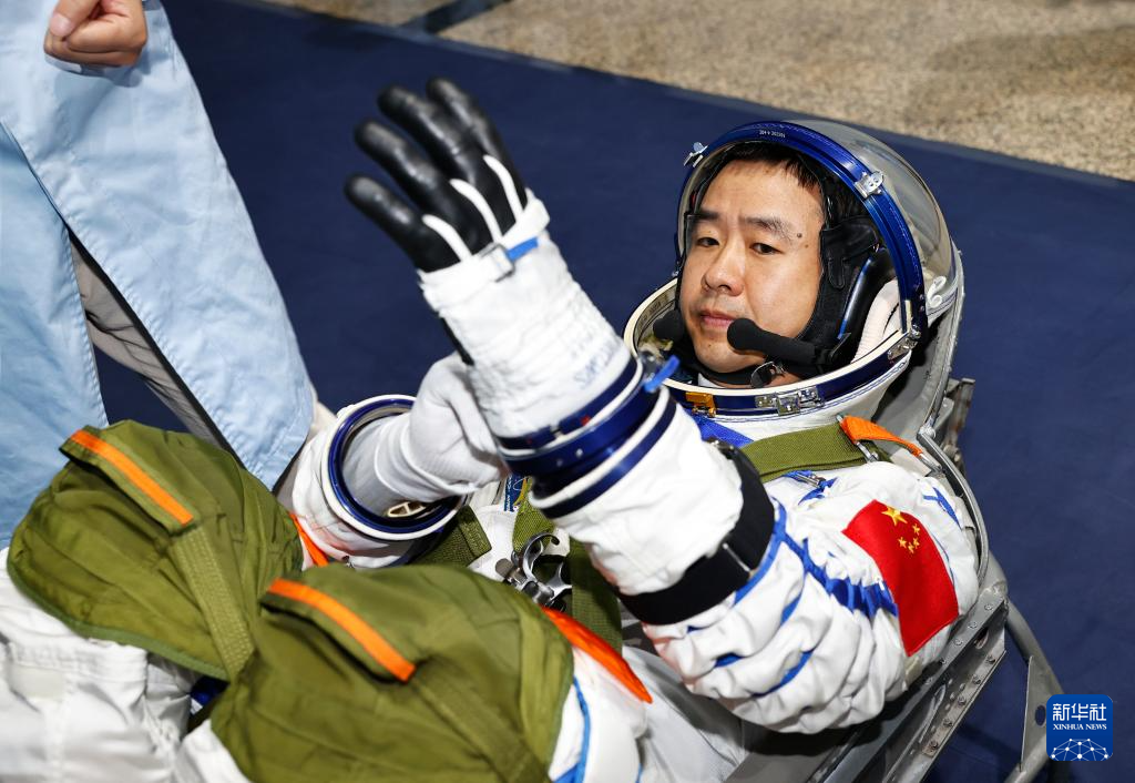 新华全媒+丨逐梦苍穹启新程——记神舟二十号航天员乘组