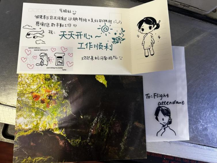 天津航空乘务员真情服务首乘旅客 收获手绘感谢画_fororder_图片2
