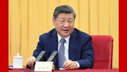 【讲习所·习近平的两会时间】建设健康中国 习近平强调“两个坚定不移”_fororder_时政红底(2)(1)