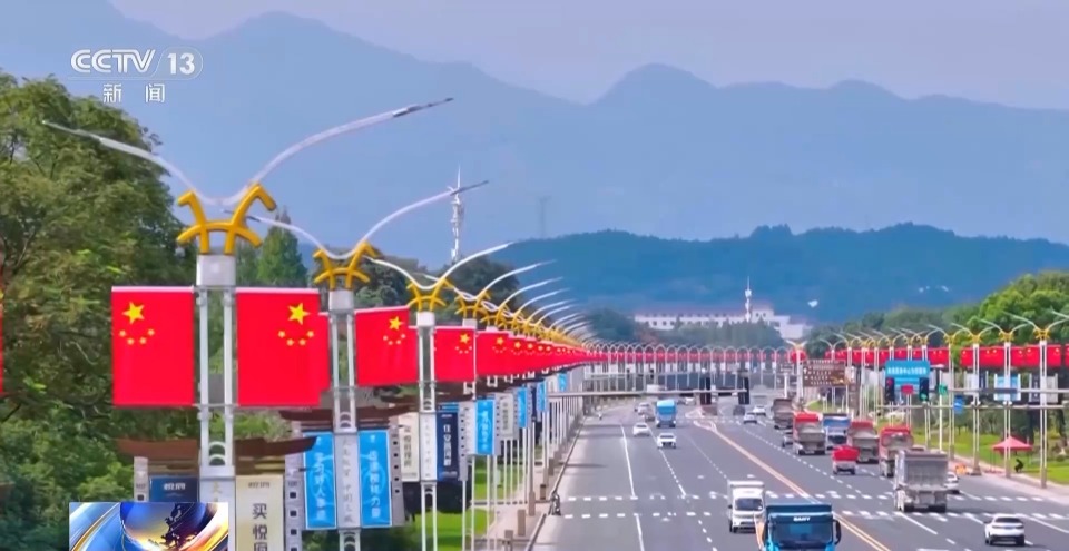 氛围感满满 国庆中秋临近各地飘起“中国红”