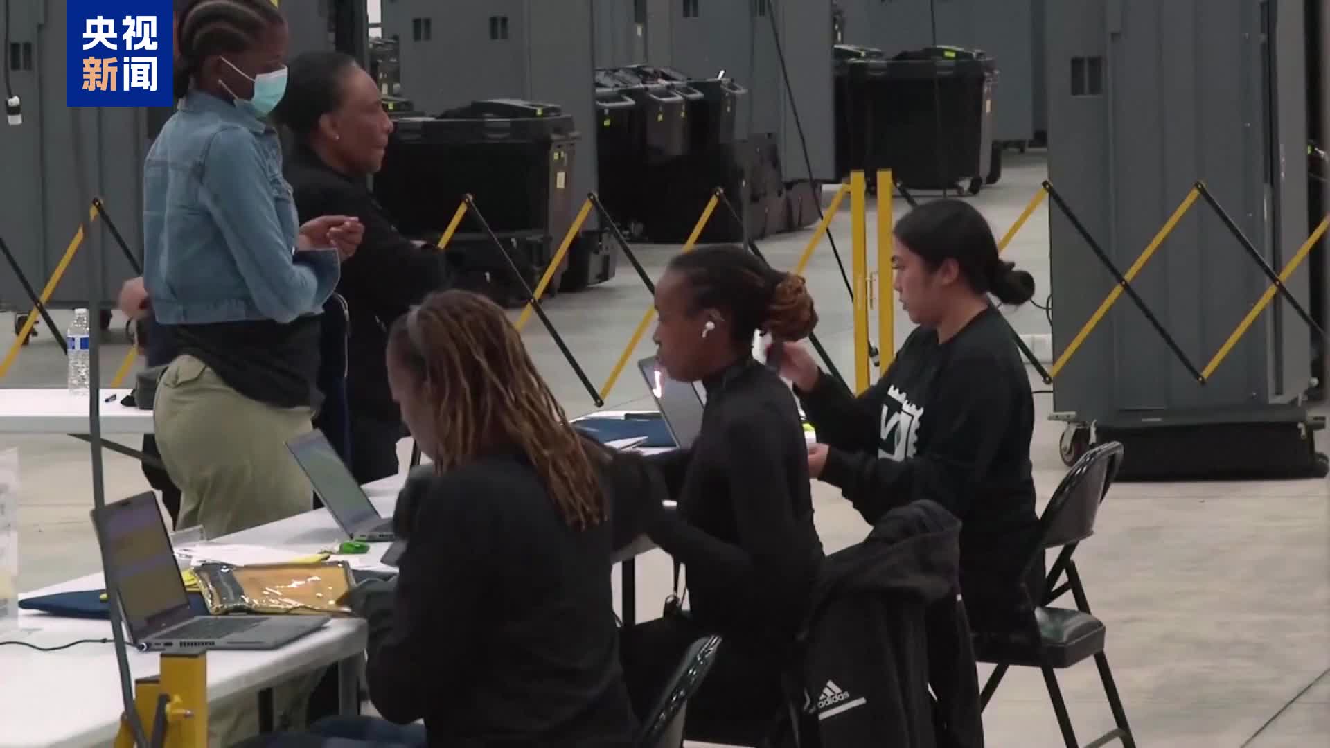 美国大选实时选情：美媒预测特朗普暂获295张选举人票哈里斯暂获226张- 国际在线移动版