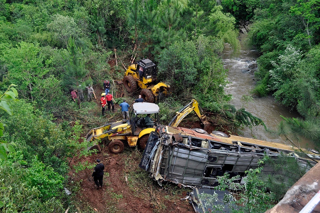 阿根廷北部两车相撞 致13人死亡