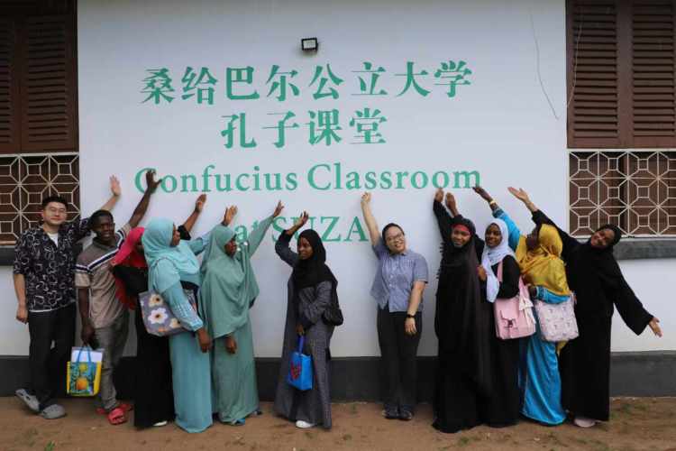 资讯有故事丨跨越山海 她在桑给巴尔岛做学中文的“搭桥”人