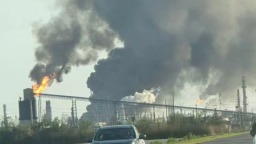 美国得州一炼油厂发生爆炸