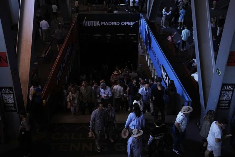 西班牙葡萄牙遭遇史上最严重停电 交通瘫了 通信崩了 民众疯抢物资