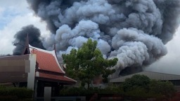 泰国一纸厂发生火灾 超10人受伤并有多人失踪