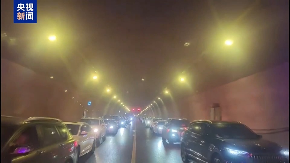 1.7公斤病重女婴急救途中遇堵车 司机齐刷刷45°角转向让出生命通道