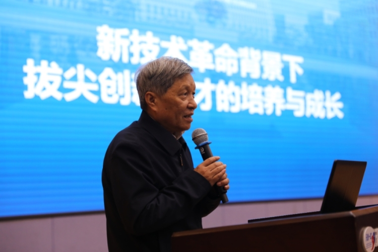 福耀科技大学校长王树国在天水市一中作专题报告_fororder_微信图片_20251113152135_321_2359