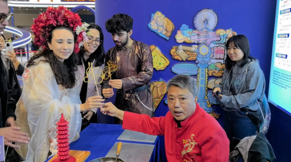 i运动 爱天津｜打卡天马博览会 国际青年品味天津特色美食文化