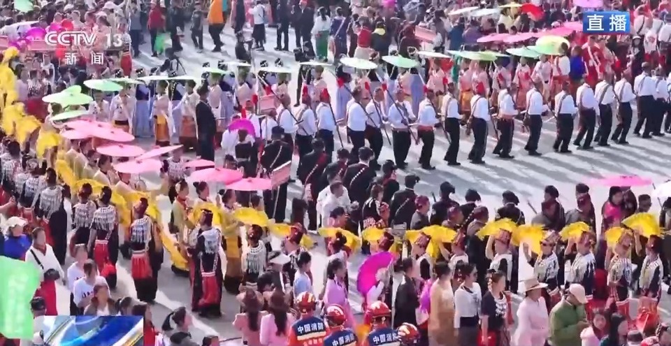 只要别把自己绊倒就行 “目瑙纵歌”万人共舞场面来了