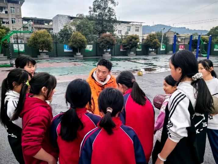 “六一”特别策划丨当乡镇小学女生第一次站上篮球赛场