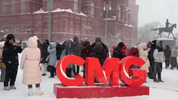 视频丨暴雪难挡热情 俄罗斯民众冒雪看春晚