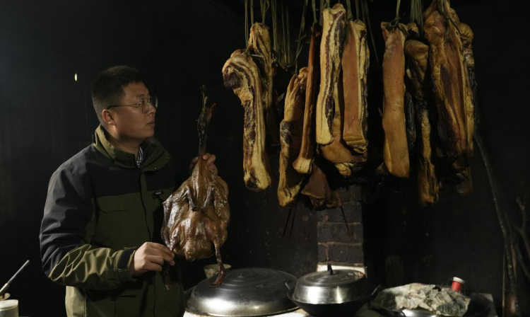 电商助力 湖南洞口县“云”端腊肉“飞”出大山_fororder_2