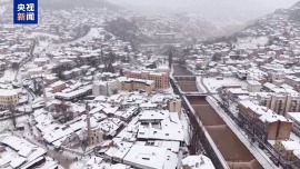 视频丨暴雪洪水影响欧洲多地交通 旅客困在机场