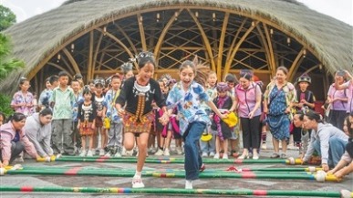 新疆与海南两地孩子共跳竹竿舞