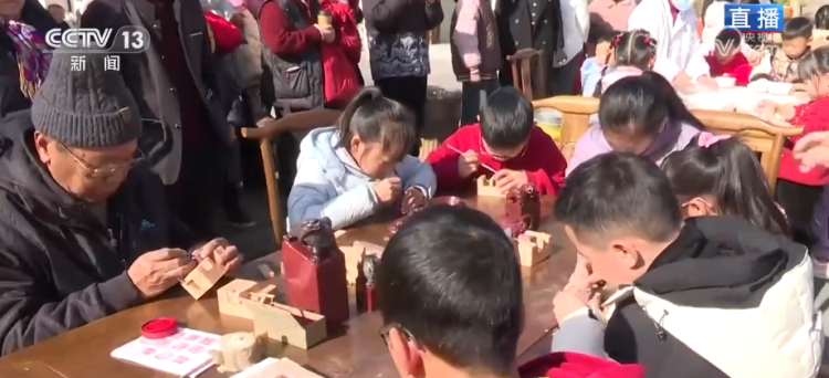 新年伊始消费升温年货市集火热 “顶流”美食满足味蕾活跃经济