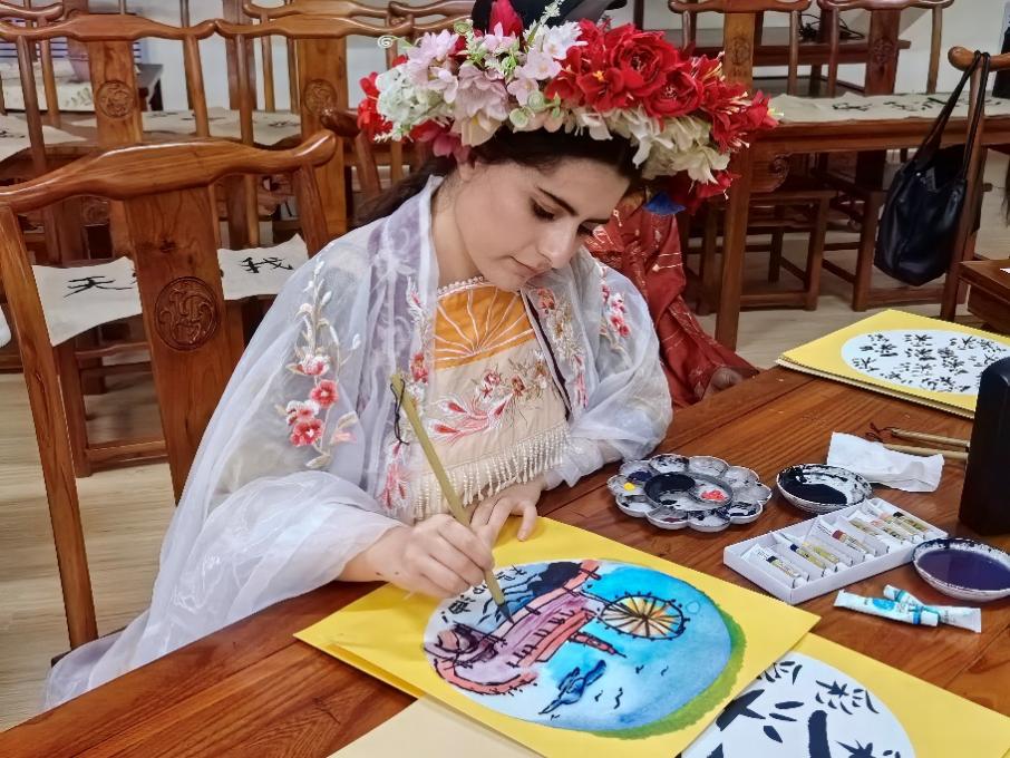 Brilliant Brushstrokes Paint the Scene: Cultural Charm and International Youth Support for the Tianjin Marathon
