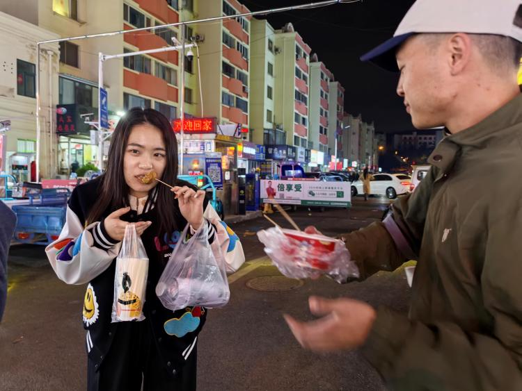 台胞夜游青岛濠洼步行街 赞青岛人可爱又诚信（组图）（两岸关系）_fororder_4