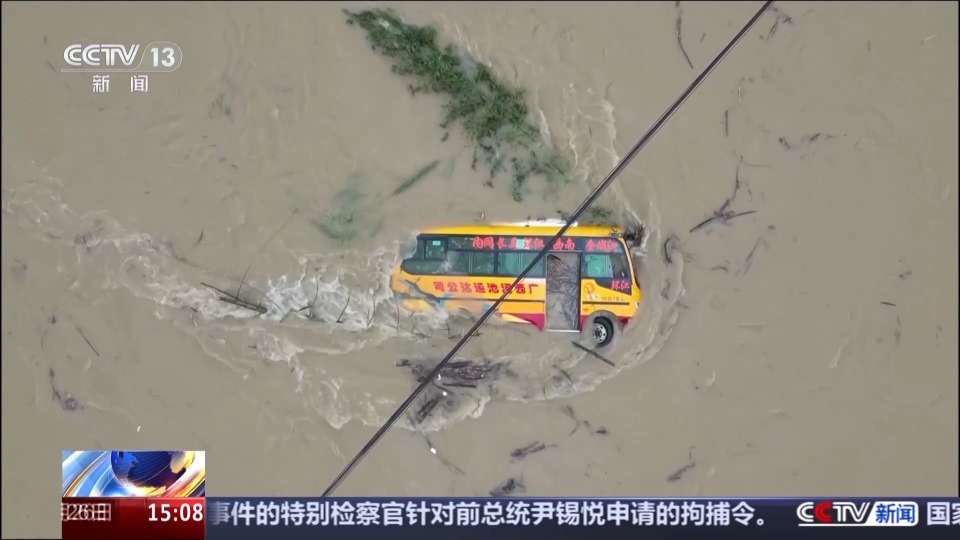 广西环江河道漫水致中巴车遇险 司乘人员安全转移