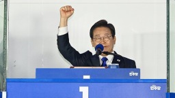 三战总统终成正果 草根逆袭的李在明能否治愈撕裂的韩国？
