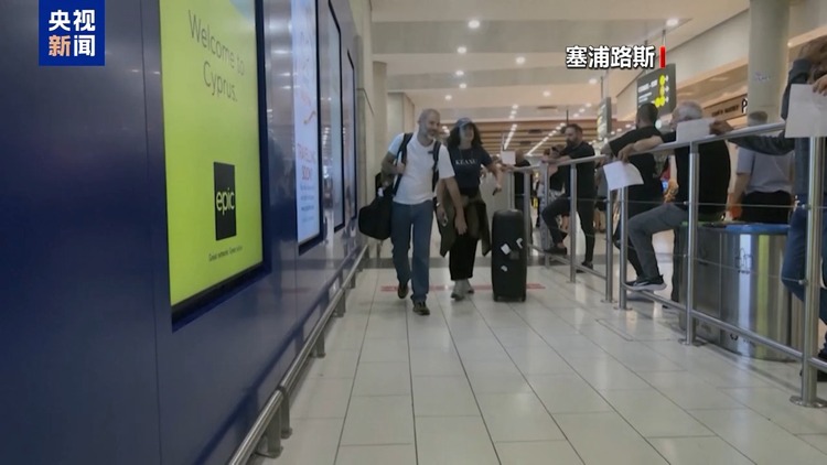 流离失所者在贝鲁特市区临时避难 数万人逃离黎巴嫩