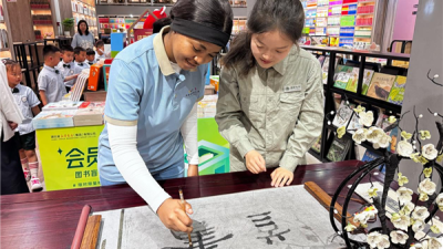 State Grid Huanggang Power Supply Company Hosts “Ink and Embroidery” Cultural Exchange for Dragon Boat Festival